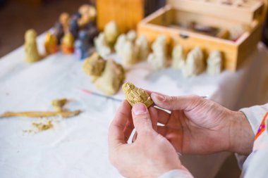 Potter, masa oyunu için kil figürü yapıyor