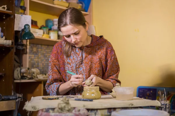 Potter kobieta Dokonywanie Suweniry gwizdek w pracowni ceramiki — Zdjęcie stockowe