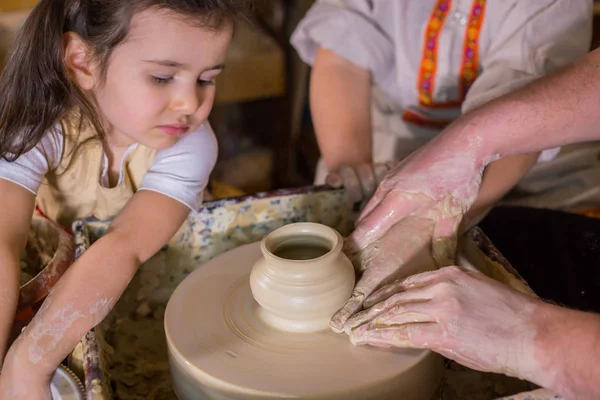 Potter showing how to work with ceramic in pottery studio — Stock Photo, Image