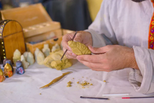 판 놀이용 점토 조각품을 만드는 도공 — 스톡 사진