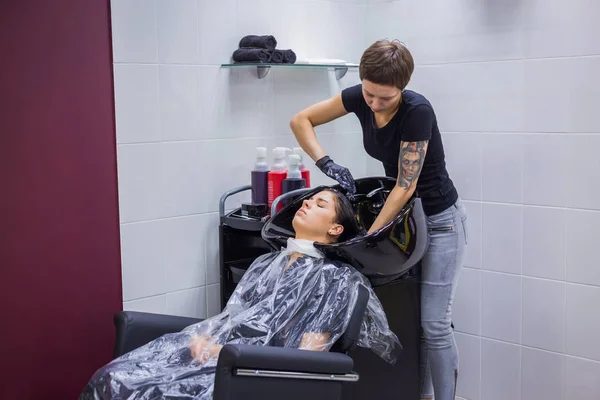 Peluquería lavar el cabello de la mujer cliente — Foto de Stock