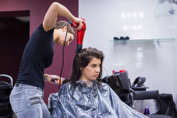 Professioneller Friseur trocknet Kundenhaare — Stockfoto