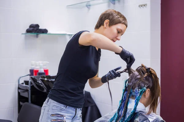 Profi fodrász színező a haj nő ügyfél stúdió — Stock Fotó