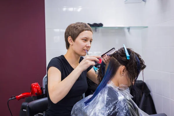 Peluquería corte de pelo de cliente mujer — Foto de Stock