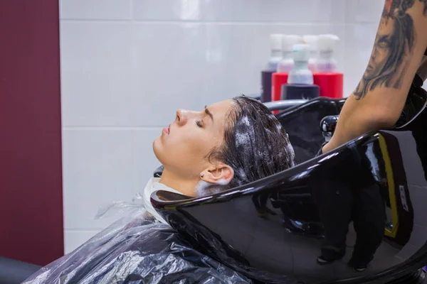 Peluquería lavar el cabello de la mujer cliente — Foto de Stock