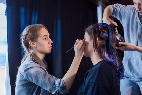Maquiagem artista e cabeleireiro trabalhando com cliente mulher — Fotografia de Stock