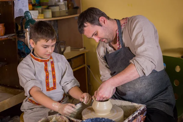 Potter mostrando como trabalhar com cerâmica no estúdio de cerâmica — Fotografia de Stock