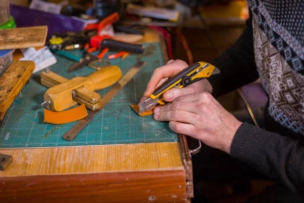 Skinner working with leather belt — Stock Photo, Image