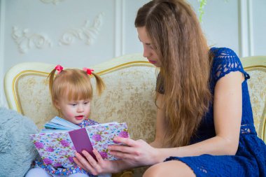 Genç anne ve küçük kızı fotobook 'a benziyorlar.