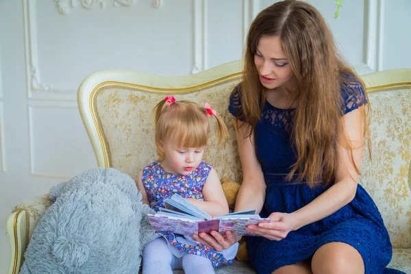 Genç anne ve küçük kızı fotobook 'a benziyorlar.