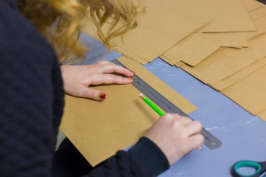 Kraft kağıdıyla çalışan profesyonel kadın dekoratör, tasarımcı.