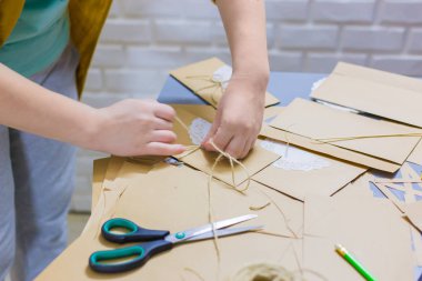 Kraft kağıdıyla çalışan profesyonel kadın dekoratör, tasarımcı.