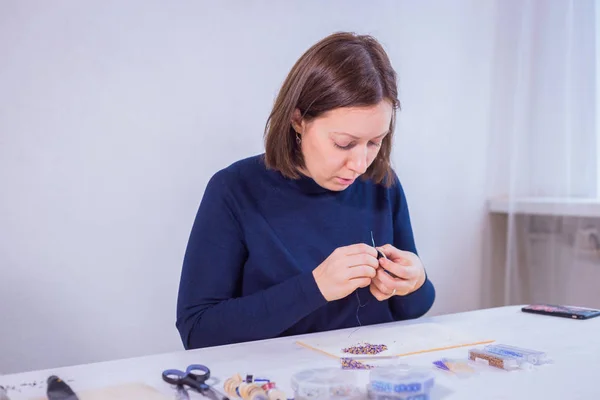 Diseñador haciendo broche hecho a mano — Foto de Stock