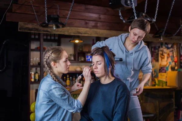 化妆师和美发师与女性客户合作 — 图库照片