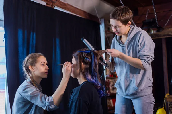 Visagistin und Friseurin arbeiten mit Kundin — Stockfoto