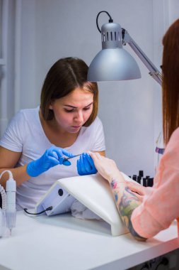 Manikürcü manikür için profesyonel makasla kütikül temizleyin