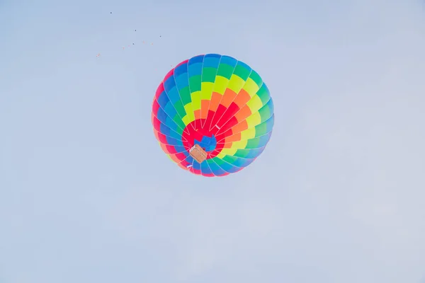 Bunter Heißluftballon Der Luft — Stockfoto