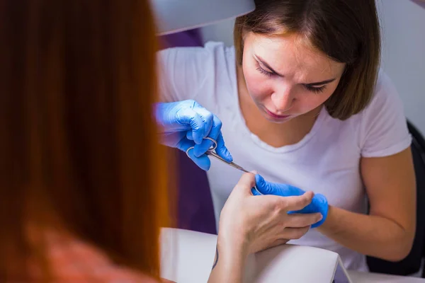 Primeros Planos Cuidado Uñas Por Especialista Manicura Salón Belleza Manicura —  Fotos de Stock