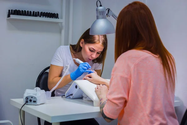 Primer plano de una mujer en un salón de belleza recibiendo una manicura —  Fotos de Stock