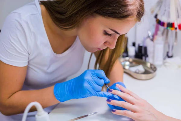 Tırnak tırnak salonu fırça ile boyama