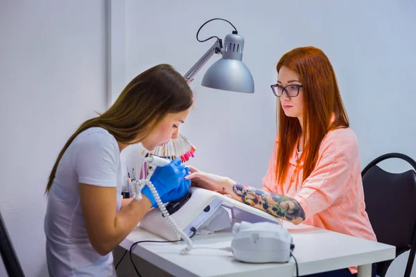 Manicura de hardware en un salón. Manicurista está aplicando na eléctrica —  Fotos de Stock