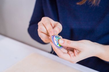 Tasarımcı el yapımı broş yapıyor