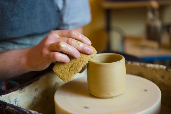 Profissional oleiro moldar caneca — Fotografia de Stock