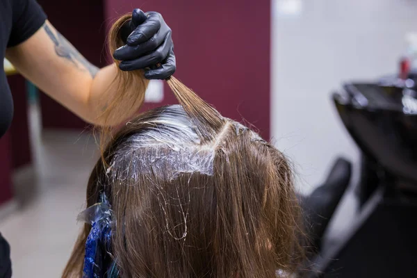 プロの美容師がスタジオで女性クライアントの髪を着色 — ストック写真