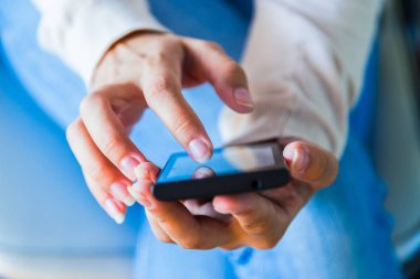 Kadın eller kadın cep telefonu kullanarak