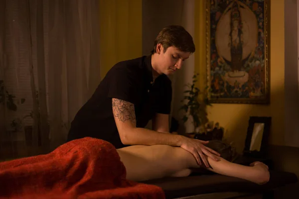 Masseur handen doen massage in spa centrum — Stockfoto
