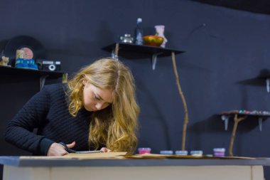 Kraft kağıdıyla çalışan profesyonel kadın dekoratör, tasarımcı.