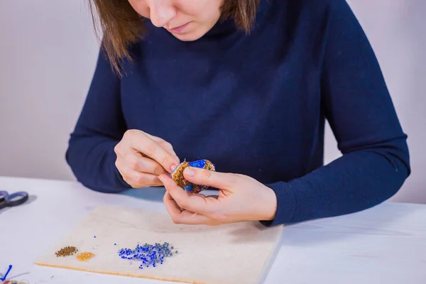 Diseñador haciendo broche hecho a mano — Foto de Stock