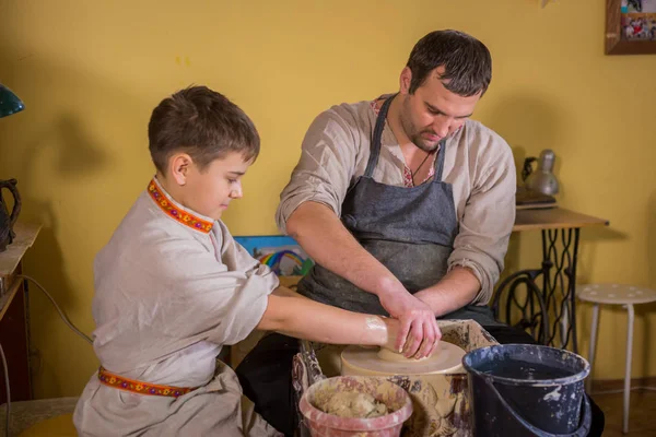 Potter showing how to work with ceramic in pottery studio — Stock Photo, Image