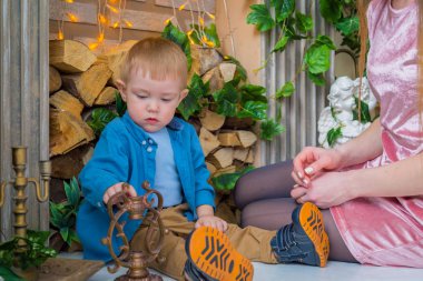 Mutlu genç anne ve küçük oğlu birlikte oynuyorlar.