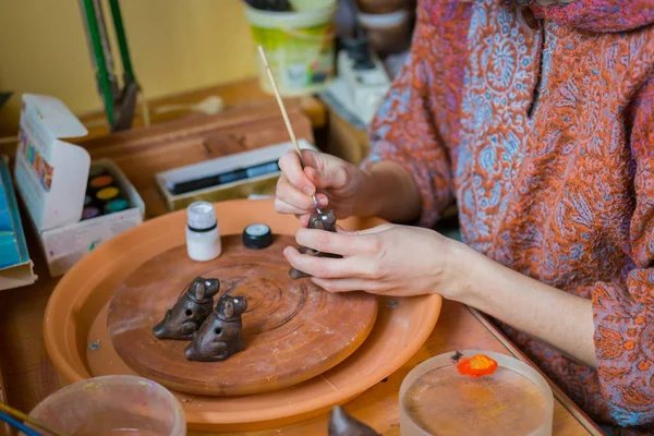 Profissional mulher oleiro pintura cerâmica lembrança penny assobio em cerâmica — Fotografia de Stock