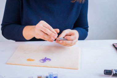 Tasarımcı el yapımı broş yapıyor