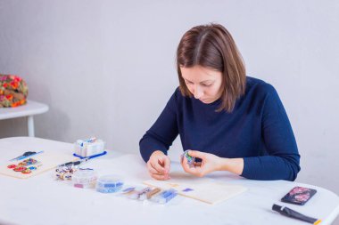 Tasarımcı el yapımı broş yapıyor