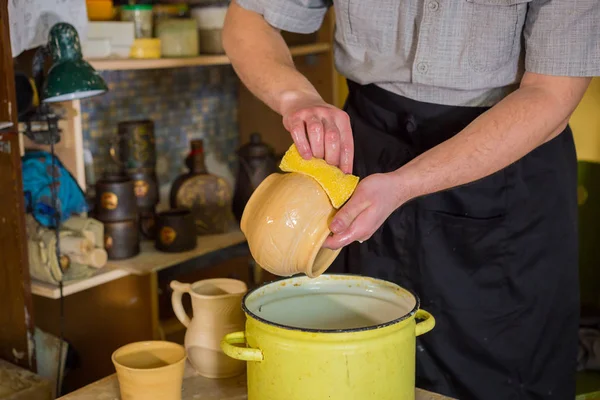 Potter preparing ceramic wares for burning — Stock Photo, Image