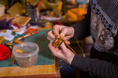 Skinner deri kemerle çalışıyor.