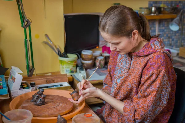 Profissional mulher oleiro pintura cerâmica lembrança penny assobio em cerâmica — Fotografia de Stock