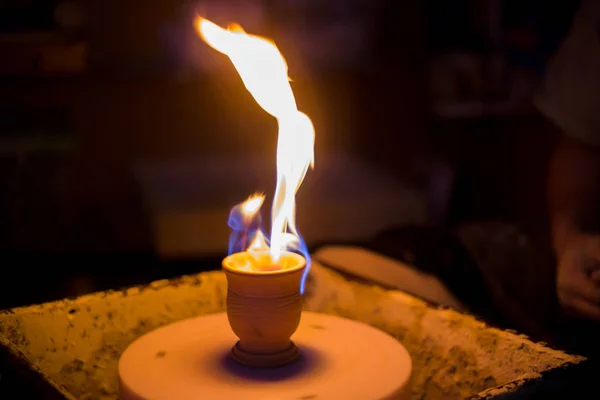 Keramische mok op aardewerk wiel branden — Stockfoto