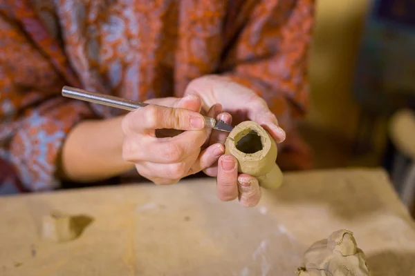 Mulher oleiro fazendo cerâmica lembrança penny apito na oficina de cerâmica — Fotografia de Stock