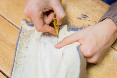 Skinner vizon kürklü deriyle çalışıyor.