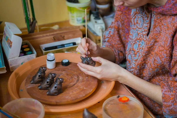 Profissional mulher oleiro pintura cerâmica lembrança penny assobio em cerâmica — Fotografia de Stock