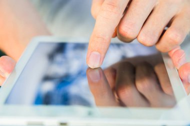 bir tablet kullanan adam