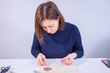 Tasarımcı el yapımı broş yapıyor