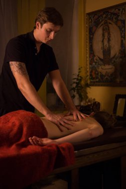 Genç bir kadın masaj salonundan zevk alıyor.