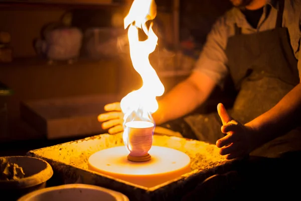 Membakar mug keramik pada roda tembikar Stok Lukisan  