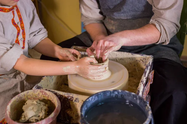 Potter showing how to work with ceramic in pottery studio — Stock Photo, Image