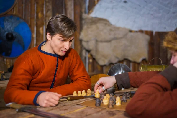 Két férfi játszik népszerű stratégia társasjáték - tafl Jogdíjmentes Stock Fotók